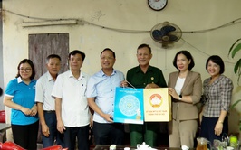 Ủy ban MTTQ Việt Nam TP Hà Nội và xã Ứng Hòa thăm và tặng quà hội viên có hoàn cảnh khó khăn trên địa bàn.