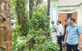 Các đồng chí lãnh đạo kiểm tra công tác  đảm bảo an toàn tại các hộ dân có nguy cơ sạt lở do ảnh hưởng của hoàn lưu bão số 5 tại thôn 9