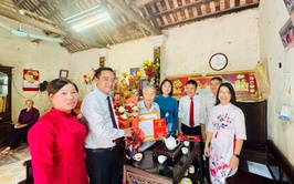 Đảng ủy xã Tam Hưng tổ chức trao tặng Huy hiệu Đảng đợt 2/9/2025