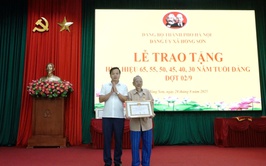 Hồng Sơn trao huy hiệu đảng đợt 02/9; tổng kết rút kinh nghiệm Đại hội Đảng bộ xã lần thứ I, nhiệm kỳ 2025-2030