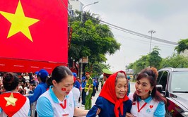 Kịp thời hỗ trợ người dân gặp sự cố khi theo dõi diễu binh, diễu hành
