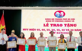 214 đảng viên phường Giảng Võ nhận Huy hiệu Đảng