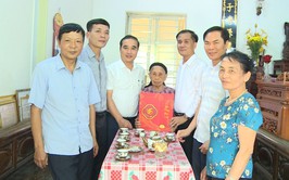 Lãnh đạo xã Phúc Lộc thăm, tặng quà người có công nhân Kỷ niệm 80 năm Quốc khánh 2/9
