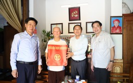 Lãnh đạo xã Quang Minh thăm, tặng quà người có công nhân kỷ niệm 80 năm Quốc khánh 2/9