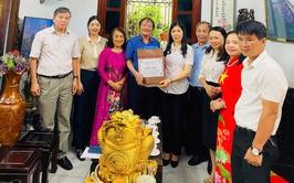 Lãnh đạo Đảng ủy- HĐND- UBND- Ủy ban MTTQ Việt Nam phường Cầu Giấy thăm hỏi, tặng quà các gia đình chính sách tiêu biểu trên địa bàn phường.