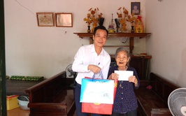 Phó Chủ tịch UBND xã Nguyễn Hồng Hải thăm, tặng quà người có công tiêu biểu nhân dịp 2/9