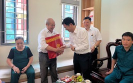 Chủ tịch UBND phường Kiến Hưng thăm, tặng quà gia đình người có công với cách mạng tiêu biểu