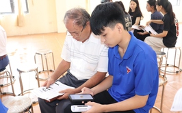 Xã Phú Nghĩa ra quân hướng dẫn người dân cài đặt ứng dụng nộp thuế điện tử bằng ứng dụng Etax Mobile 