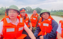 Chủ tịch UBND xã Phúc Thọ thăm, động viên bà con nhân dân thôn Đồi Ó