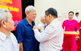 Lễ trao Huy hiệu Đảng: Tôn vinh sự cống hiến, khẳng định truyền thống cách mạng của các đảng viên lão thành xã Thanh Trì