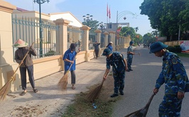 Tuổi trẻ Tiểu đoàn S300, Trung đoàn 64 tham gia vệ sinh môi trường chào mừng Đại lễ kỷ niệm 80 năm Cách mạng Tháng Tám (19/8) và Quốc khánh (2/9)