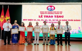 Đảng bộ phường Giảng Võ tổ chức trao Huy hiệu Đảng dịp 2/9