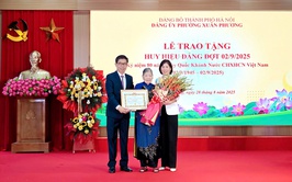 Đảng ủy phường Xuân Phương long trọng tổ chức Lễ trao tặng Huy hiệu Đảng đợt 02/9/2025