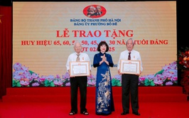 Đảng ủy phường Bồ Đề tổ chức Lễ trao Huy hiệu Đảng đợt 2/9 năm 2025