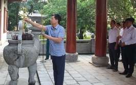 Đoàn đại biểu lãnh đạo xã dâng hương nhân kỷ niệm 80 năm ngày Quốc khánh (2/9/1945-2/9/2025), Tặng quà một số gia đình chính sách, người có công trên địa bàn xã.