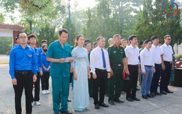 Lãnh đạo xã Quốc Oai viếng nghĩa trang liệt sĩ Sài Sơn