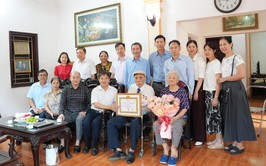 Phường Sơn Tây trao huy hiệu 75 năm, 70 năm tuổi đảng đợt 2/9/2025 tại nhà riêng cho đảng viên.