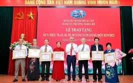 Phường Nghĩa Đô tổ chức Lễ trao tặng Huy hiệu Đảng đợt 2-9