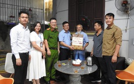 BÍ THƯ ĐẢNG ỦY XÃ TRUNG GIÃ THĂM, TẶNG QUÀ MẸ VNAH ĐÀM THỊ BẢY VÀ CHIẾN SĨ CÁCH MẠNG BỊ ĐỊCH BẮT TÙ ĐÀY NHÂN KỶ NIỆM 80 NĂM QUỐC KHÁNH 2/9