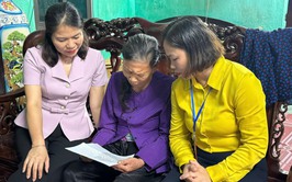 PHÓ BÍ THƯ THƯỜNG TRỰC ĐẢNG ỦY NGUYỄN THỊ KIM TUYẾN THĂM, TẶNG QUÀ CÁC GIA ĐÌNH CÓ CÔNG VỚI CÁCH MẠNG