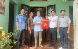 XÃ BA VÌ TỔ CHỨC THĂM HỎI, TẶNG QUÀ NGƯỜI CÓ CÔNG VỚI CÁCH MẠNG