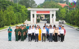 Các đồng chí lãnh đạo xã viếng nghĩa trang liệt sĩ nhân dịp kỷ niệm 80 năm ngày Quốc khánh 2/9