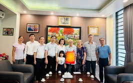 Lãnh đạo phường Bồ Đề thăm, tặng quà gia đình chính sách, cán bộ lão thành cách mạng, tiền khởi nghĩa trên địa bàn