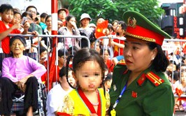 Những bóng áo xanh lặng thầm, hiệu quả giữa biển người ở sự kiện A80