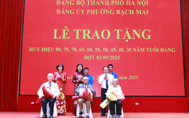 Lãnh đạo TP Hà Nội trao Huy hiệu Đảng tặng đảng viên lão thành phường Bạch Mai