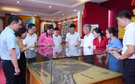 Đồng chí Đặng Thị Huyền, Bí thư Đảng ủy, Chủ tịch Hội đồng nhân dân xã Dâng hương tại Phòng truyền thống Trung Mầu