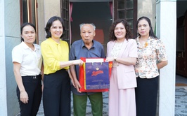 Lãnh đạo xã Chuyên Mỹ thăm, tặng quà các đối tượng chính sách, người có công dịp Quốc khánh 2/9