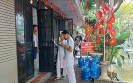 Để chủ động công tác phòng chống dịch sau mưa bão tại các trường học và các hộ dân tại các vùng bị ngập lụt.  Trạm Y tế triển khai phun khử khuẩn, vệ sinh môi trường, xử lý nước sinh hoạt...