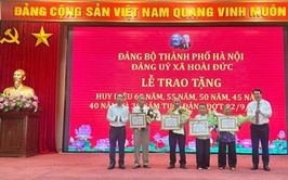 Đảng bộ xã Hoài Đức: 59 đảng viên được trao tặng Huy hiệu Đảng đợt 02/9/2025