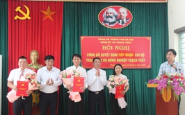 Thạch Thất công bố Quyết định tiếp nhận chi bộ cơ sở Trạm Dịch vụ nông nghiệp Thạch Thất