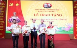 Đảng ủy xã Mỹ Đức trao Huy hiệu Đảng và quán triệt, triển khai các Nghị quyết quan trọng của Trung ương, Bộ Chính trị cho cán bộ chủ chốt xã