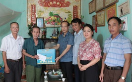 Phó chủ tịch UBND xã Mỹ Đức thăm và tặng quà Mẹ Việt Nam Anh hùng và thương binh