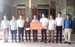 Đồng chí Chủ tịch UBND xã Xuân Mai Nguyễn Anh Đức trao kinh phí hỗ trợ xây dựng nhà ở cho người có công với cách mạng
