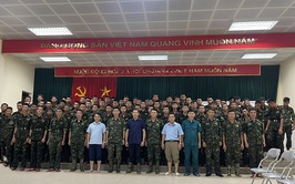 Các đồng chí lành đạo UBND xã Xuân Mai thăm tặng quà các chiến sỹ hỗ trợ nhân dân khắc phục hậu quả hoànlưu cơn bão số 5