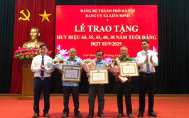 Đảng ủy xã trọng thể tổ chức Lễ trao Huy hiệu Đảng đợt 02/9/2025
