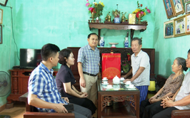 Đồng chí Chủ tịch UBND xã Phú Xuyên thăm tặng quà các gia đình chính sách, người có công nhân dịp Quốc khánh 2/9
