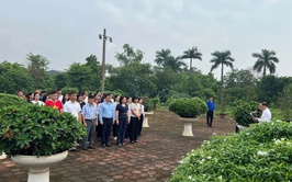HỌC VIÊN LỚP ĐẢNG VIÊN MỚI KHÓA III/2025 DÂNG HƯƠNG CỐ TỔNG BÍ THƯ ĐỖ MƯỜI VÀ CHÙA HƯNG LONG