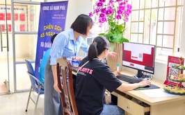 Phòng Văn hóa – Xã hội xã Nam Phù hỗ trợ Nhân dân chuyển đổi số