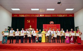 Đảng ủy phường Phú Lương trao tặng và truy tặng huy hiệu Đảng cho 27 đảng viên đợt 02/9/2025