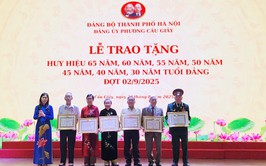 154 đảng viên phường Cầu Giấy nhận Huy hiệu Đảng đợt 2-9