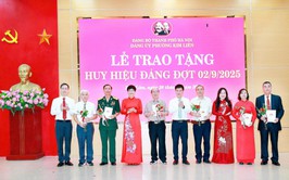 Đảng bộ phường Kim Liên có 202 đồng chí nhận Huy hiệu Đảng đợt 2-9