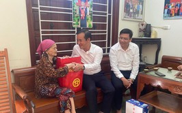 Xã Suối Hai thăm, tặng quà người có công với cách mạng tiêu biểu nhân dịp kỷ niệm 80 năm Quốc khánh nước Cộng hoà XHCN Việt Nam.