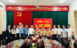 Các đồng chí lãnh đạo xã chúc mừng các cơ quan hành chính nhân ngày truyền thống của ngành