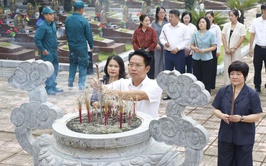 Đảng ủy phường Hà Đông dâng hương, dâng hoa tưởng niệm các anh hùng liệt sỹ nhân dịp kỷ niệm 80 năm Quốc khánh 2/9