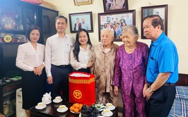 Phường Kim Liên thăm, tặng quà Người có công với cách mạng nhân kỷ niệm 80 năm Cách mạng Tháng Tám và Quốc khánh 2/9