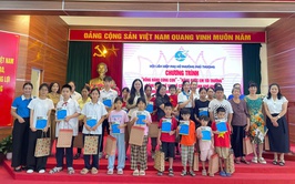 HỘI LHPN PHƯỜNG PHÚ THƯỢNG THỰC HIỆN CHƯƠNG TRÌNH “ĐỒNG HÀNH CÙNG CON”  “NÂNG BƯỚC EM TỚI TRƯỜNG”
